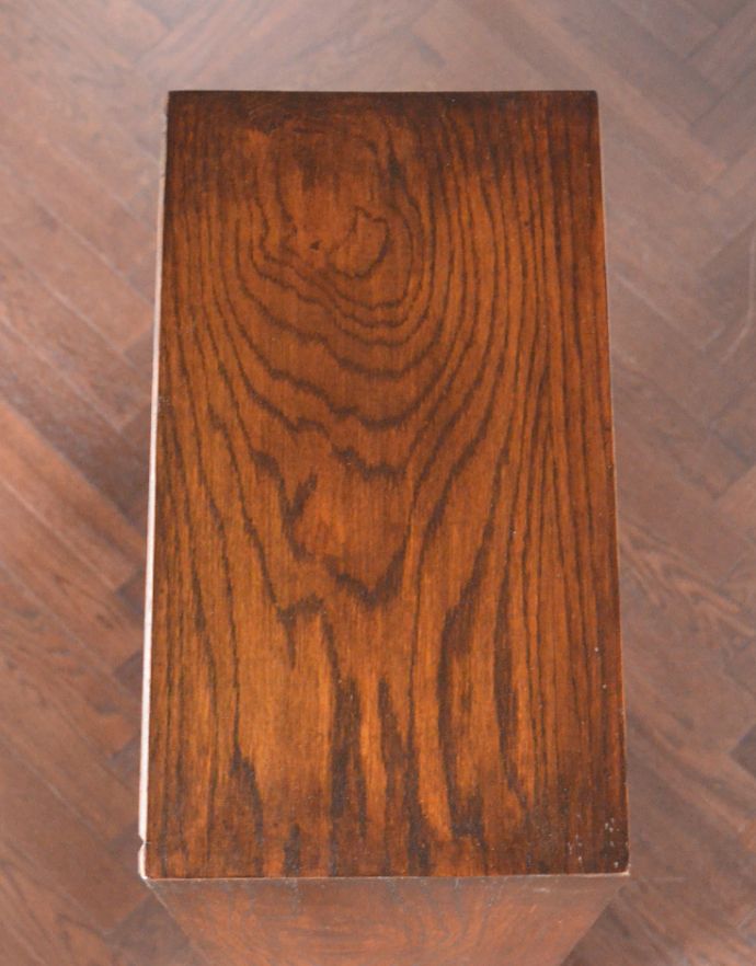 アンティークのキャビネット　アンティーク家具　スマートなシルエットのアンティーク家具、英国のブックケース（本棚）。天板もキレイな状態で仕上げてあります。(k-1336-f)