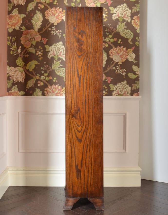 アンティークのキャビネット　アンティーク家具　スマートなシルエットのアンティーク家具、英国のブックケース（本棚）。サイドもしっかり作られています。(k-1336-f)