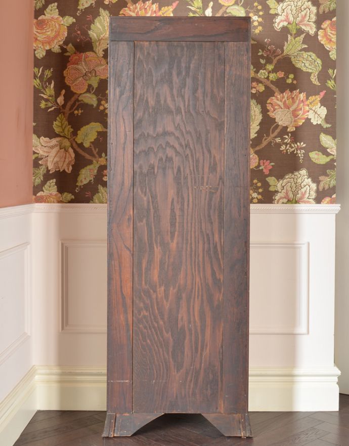 アンティークのキャビネット　アンティーク家具　スマートなシルエットのアンティーク家具、英国のブックケース（本棚）。しっかりメンテナンスしてあるので、裏側もキレイな状態です。(k-1336-f)