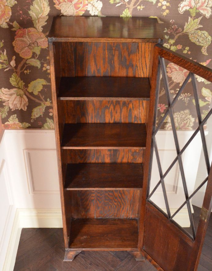 アンティークのキャビネット　アンティーク家具　スマートなシルエットのアンティーク家具、英国のブックケース（本棚）。内側も茶色なので落ち着きがあってかっこいいです。(k-1336-f)