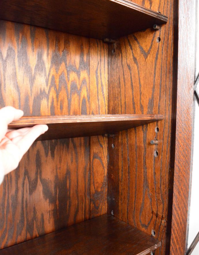 アンティークのキャビネット　アンティーク家具　スマートなシルエットのアンティーク家具、英国のブックケース（本棚）。棚板は3枚あり取り外すことも可能です。(k-1336-f)