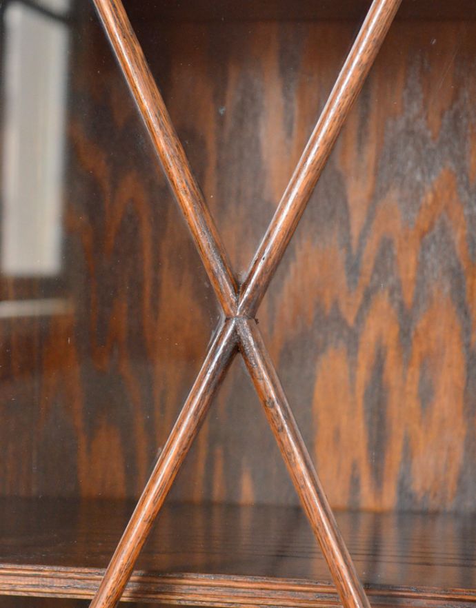 アンティークのキャビネット　アンティーク家具　スマートなシルエットのアンティーク家具、英国のブックケース（本棚）。ガラスも当時のもの。(k-1336-f)