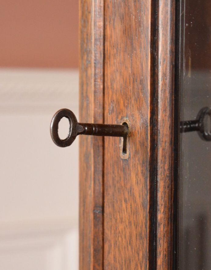 アンティークのキャビネット　アンティーク家具　スマートなシルエットのアンティーク家具、英国のブックケース（本棚）。鍵は使えるようにお直ししました。(k-1336-f)