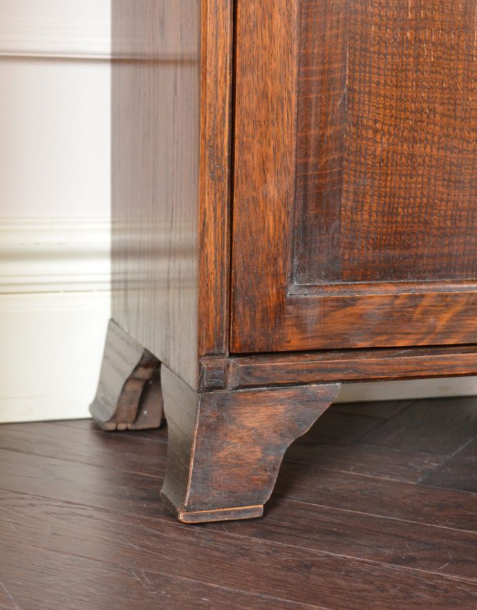 アンティークのキャビネット　アンティーク家具　スマートなシルエットのアンティーク家具、英国のブックケース（本棚）。脚もカッティングがあって美しい形です。(k-1336-f)