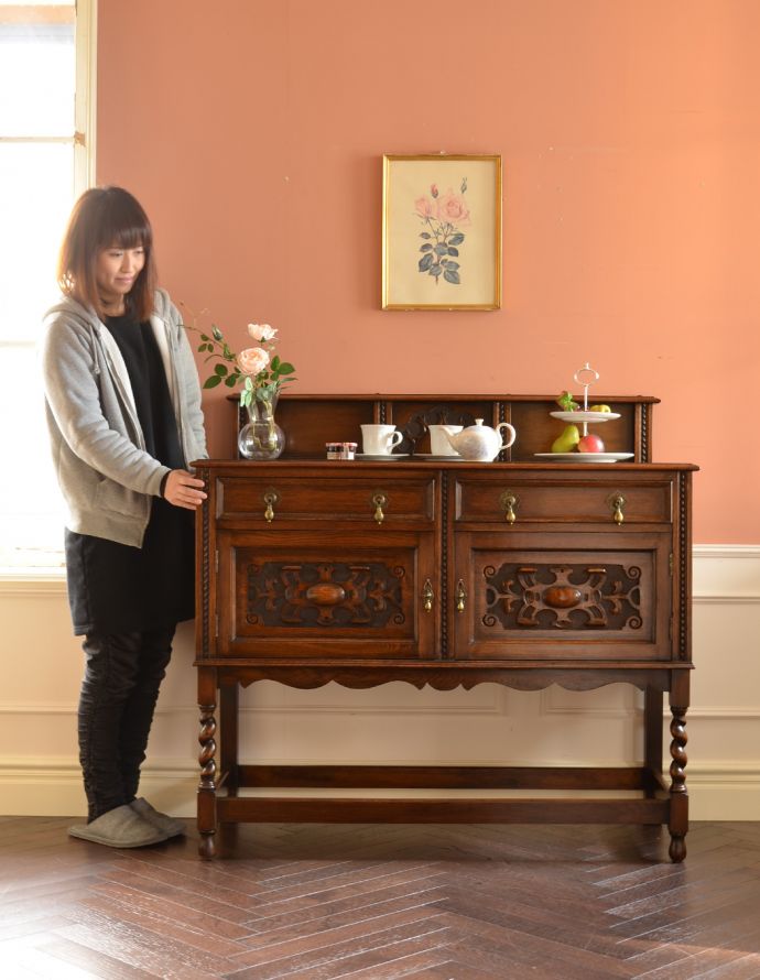 アンティークのキャビネット　アンティーク家具　英国のカッコイイアンティーク家具、オーク材の木製サイドボード。リビングで電話などの置き場所として使っても最適です。(k-1338-f)