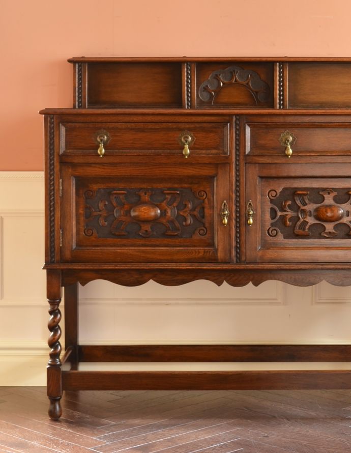 アンティークのキャビネット　アンティーク家具　英国のカッコイイアンティーク家具、オーク材の木製サイドボード。美しい装飾が施されたサイドボード。(k-1338-f)