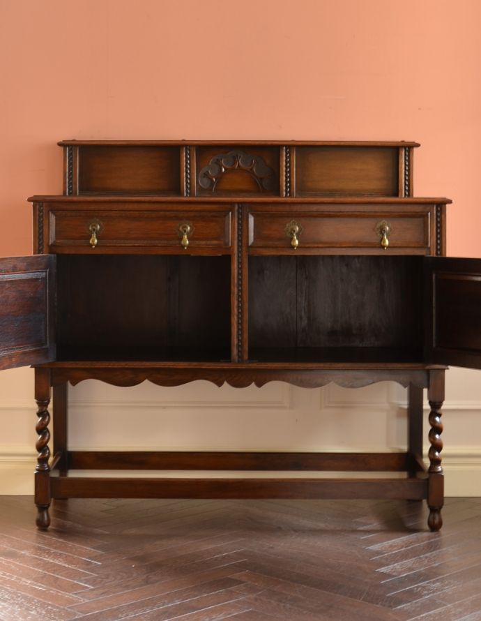 アンティークのキャビネット　アンティーク家具　英国のカッコイイアンティーク家具、オーク材の木製サイドボード。扉の奥には見せたくないものを収納できます！生活感のあるものは、引き出しと扉の奥に何でも収納しちゃいましょう。(k-1338-f)
