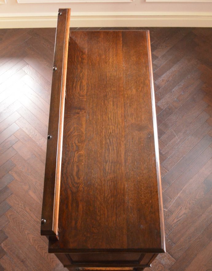 アンティークのキャビネット　アンティーク家具　英国のカッコイイアンティーク家具、オーク材の木製サイドボード。天板もピカピカにお直ししました。(k-1338-f)