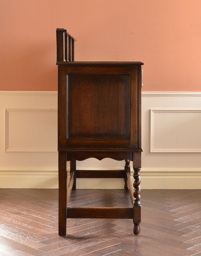 アンティークのキャビネット　アンティーク家具　英国のカッコイイアンティーク家具、オーク材の木製サイドボード。脚が長くてスッキリと見えるデザインのサイドボードです。(k-1338-f)