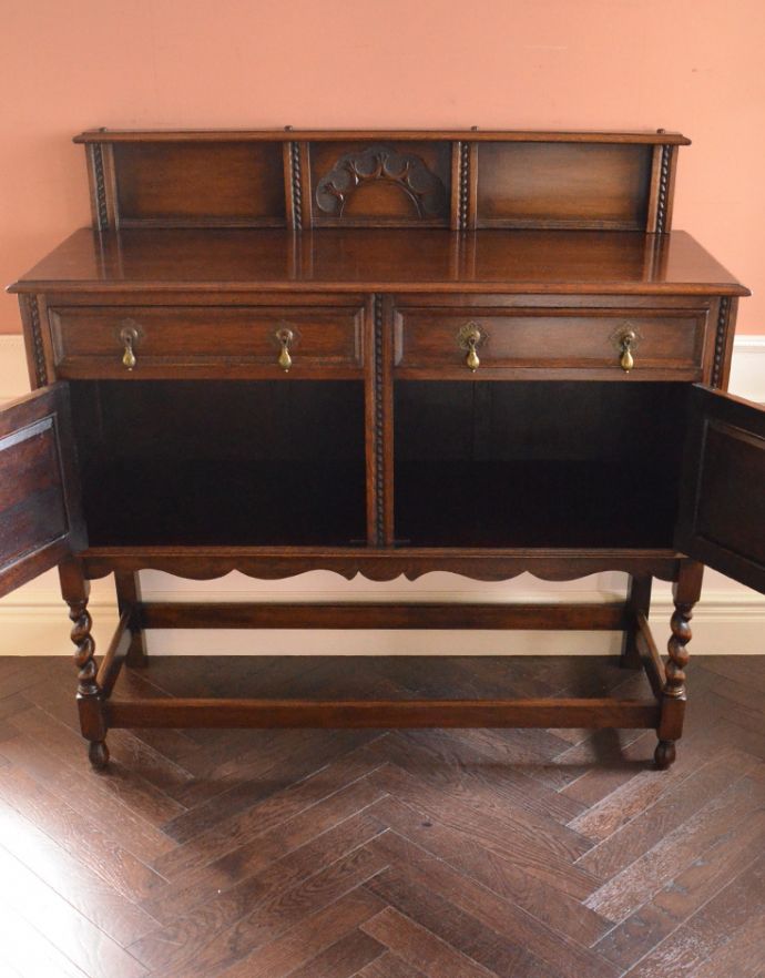 アンティークのキャビネット　アンティーク家具　英国のカッコイイアンティーク家具、オーク材の木製サイドボード。扉はきちんとお直しをしているのでスムーズに開け閉めができ、出し入れもしやすく使いやすいです。(k-1338-f)