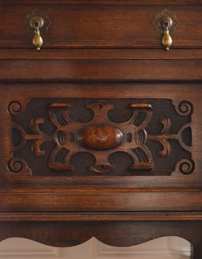 アンティークのキャビネット　アンティーク家具　英国のカッコイイアンティーク家具、オーク材の木製サイドボード。風格と品があるので、リビングはもちろん、和室や書斎、客間にも最適。(k-1338-f)