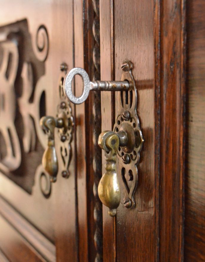 アンティークのキャビネット　アンティーク家具　英国のカッコイイアンティーク家具、オーク材の木製サイドボード。扉にはアンティークの鍵穴合わせて２つ付いています。(k-1338-f)