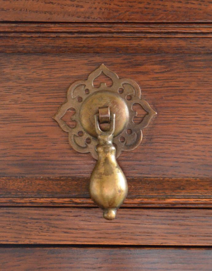 アンティークのキャビネット　アンティーク家具　英国のカッコイイアンティーク家具、オーク材の木製サイドボード。扉の取っ手です。(k-1338-f)