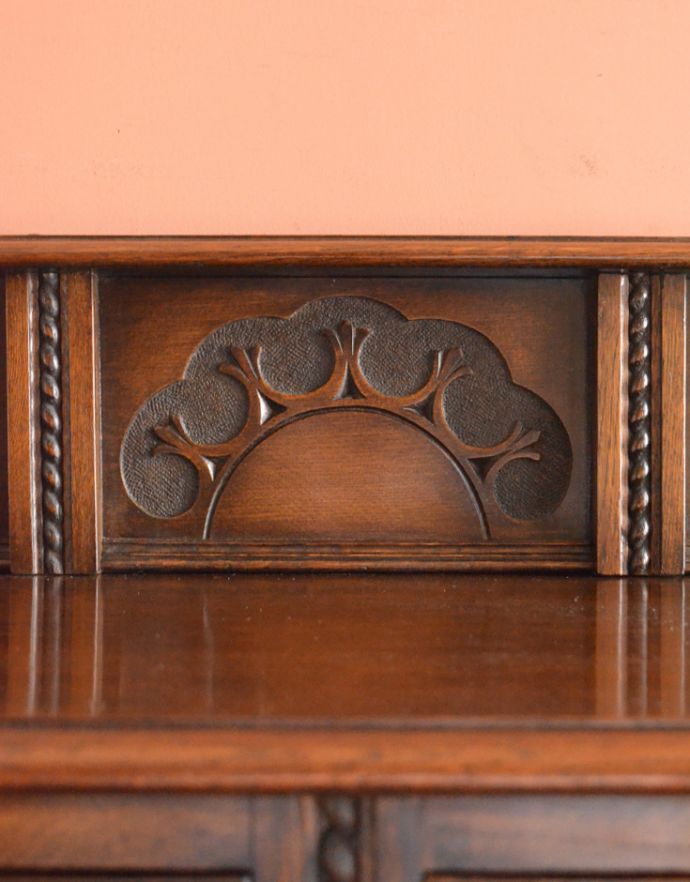 アンティークのキャビネット　アンティーク家具　英国のカッコイイアンティーク家具、オーク材の木製サイドボード。凹凸のある装飾が遠くから見ても存在感のあるキャビネットを演出してくれます。(k-1338-f)