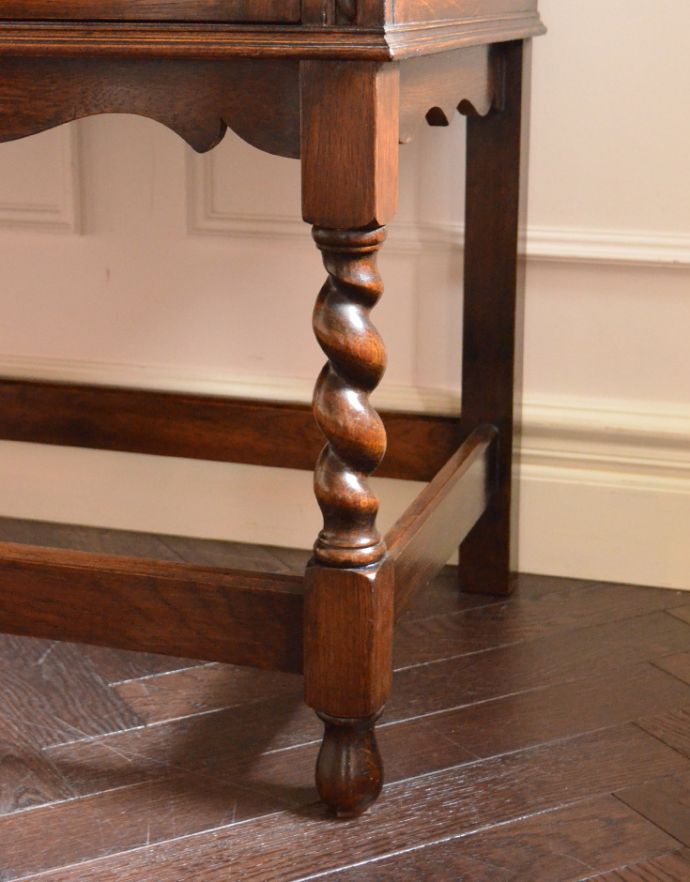 アンティークのキャビネット　アンティーク家具　英国のカッコイイアンティーク家具、オーク材の木製サイドボード。きちんと支えます。(k-1338-f)