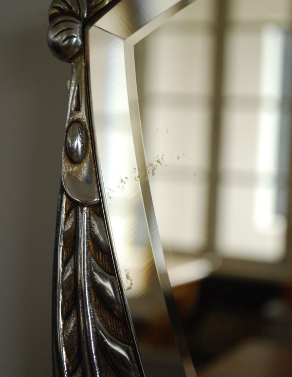 アンティーク カッティングミラー アンティーク雑貨 装飾の着いたこだわりのカッティングミラー、アンティークの壁掛け鏡。アンティークは新品ではないので、経年変化によるキズはありますが、専門の職人によって目立たないようにキレイにお直しをしています。(k-1338-z)