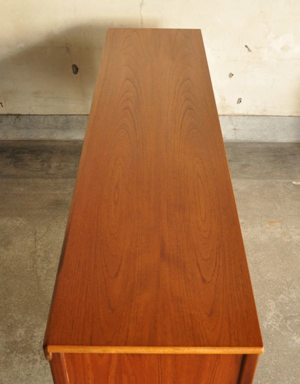 アンティークのキャビネット　アンティーク家具　Nathan（ネイサン）社のビンテージ家具、北欧の暮らすに似合うサイドボード。天板もキレイに塗装を仕上げました。(k-1339-f)