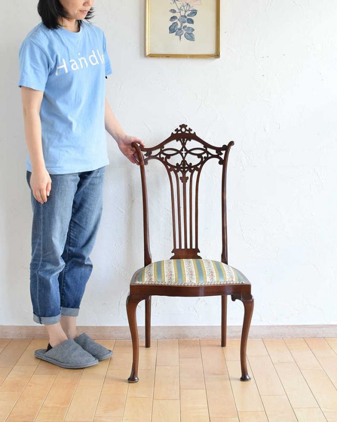 サロンチェア　アンティーク チェア　芸術的な透かし彫り、英国輸入のアンティークマホガニーチェア（サロンチェア）。上品な雰囲気が漂います。(k-1340-c)
