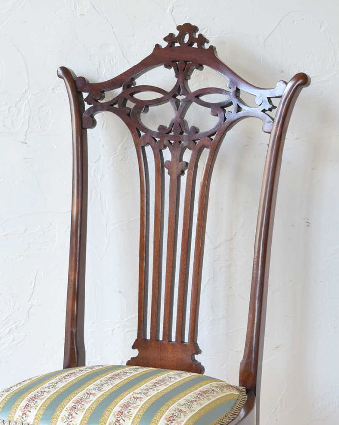 サロンチェア　アンティーク チェア　芸術的な透かし彫り、英国輸入のアンティークマホガニーチェア（サロンチェア）。木目や色は1脚1脚微妙に違いますが、どれもキレイに仕上げています。(k-1340-c)