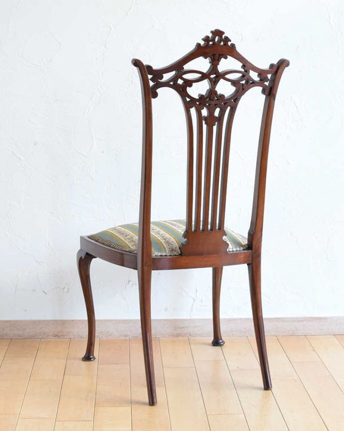 サロンチェア　アンティーク チェア　芸術的な透かし彫り、英国輸入のアンティークマホガニーチェア（サロンチェア）。アンティークらしく、流行を追わずに長く使えるデザイン。(k-1340-c)