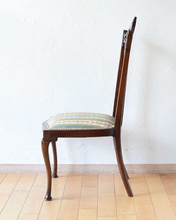 サロンチェア　アンティーク チェア　芸術的な透かし彫り、英国輸入のアンティークマホガニーチェア（サロンチェア）。横から見ても綺麗な装飾が楽しめます。(k-1340-c)