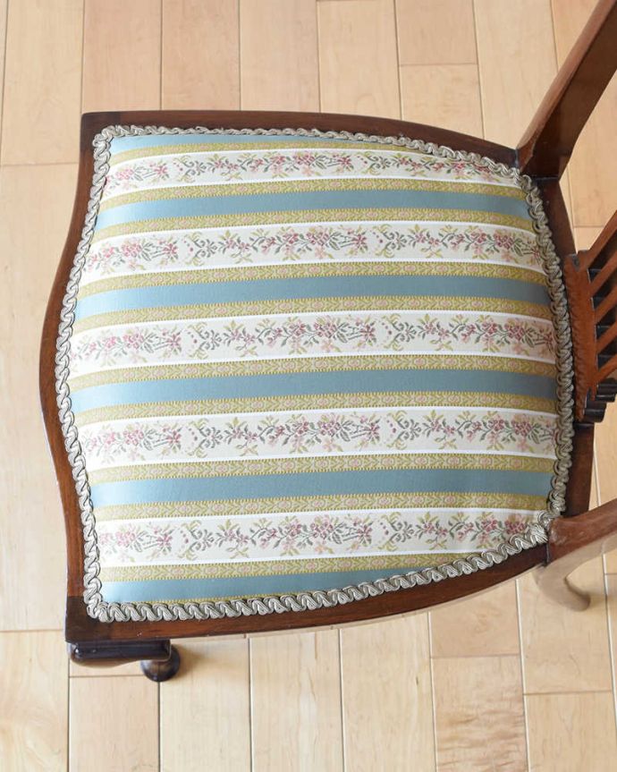 サロンチェア　アンティーク チェア　芸術的な透かし彫り、英国輸入のアンティークマホガニーチェア（サロンチェア）。布が貼ってあるので、長時間座っても疲れません。(k-1340-c)