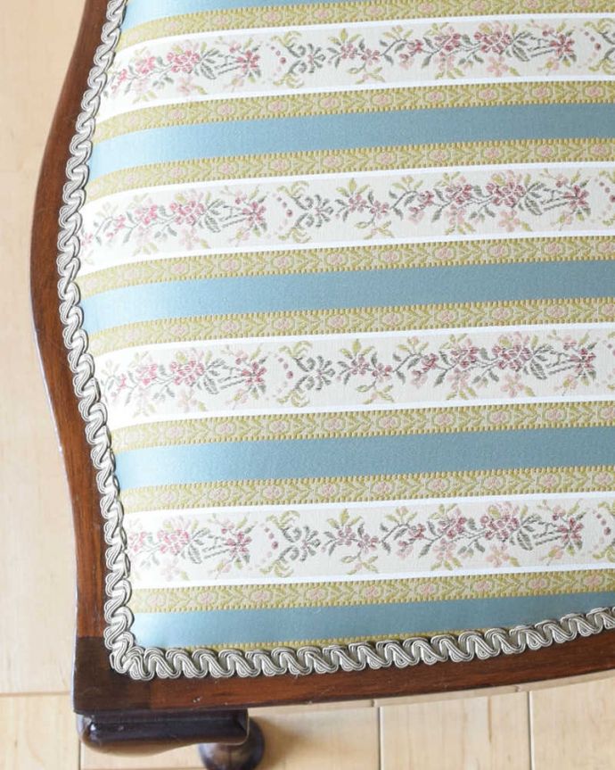 サロンチェア　アンティーク チェア　芸術的な透かし彫り、英国輸入のアンティークマホガニーチェア（サロンチェア）。座面の張り地は、新しい生地に張替えています。(k-1340-c)