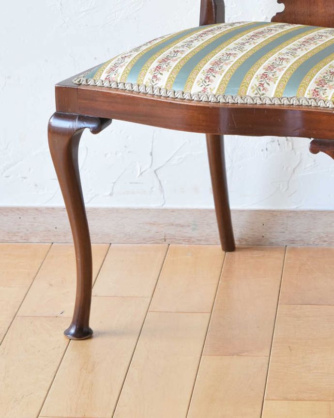 サロンチェア　アンティーク チェア　芸術的な透かし彫り、英国輸入のアンティークマホガニーチェア（サロンチェア）。人気の猫脚がオシャレなチェアです。(k-1340-c)