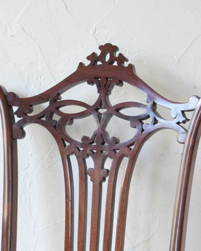 サロンチェア　アンティーク チェア　芸術的な透かし彫り、英国輸入のアンティークマホガニーチェア（サロンチェア）。芸術作品のような迫力満点の彫です！。(k-1340-c)