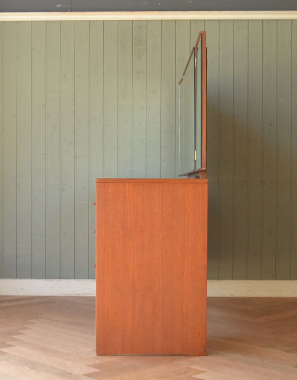 アンティークのドレッサー アンティーク家具 北欧スタイルのヴィンテージ家具、三面鏡のドレッシングテーブル(STAG社)。サイドから見てもキレイな状態です。(k-1341-f)