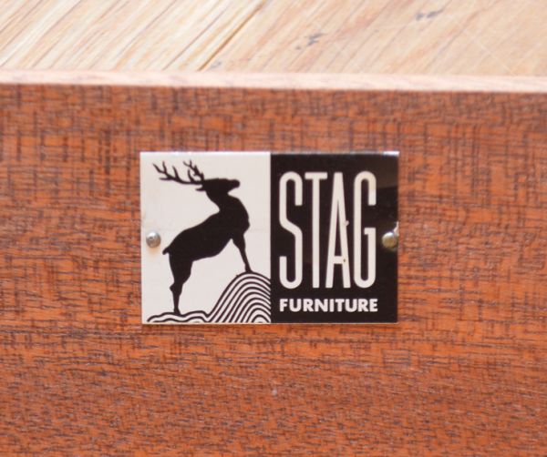 アンティークのドレッサー アンティーク家具 北欧スタイルのヴィンテージ家具、三面鏡のドレッシングテーブル(STAG社)。家具メーカー「STAG」社のかっこいいタグが引き出しの中に付いています。(k-1341-f)