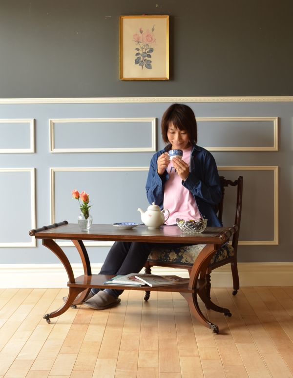 ロイドテーブル　アンティーク家具　英国のアンティーク家具、天板革張りのコーヒーテーブル。どこでも置けるちょうどいいサイズのテーブル。(k-1342-f)