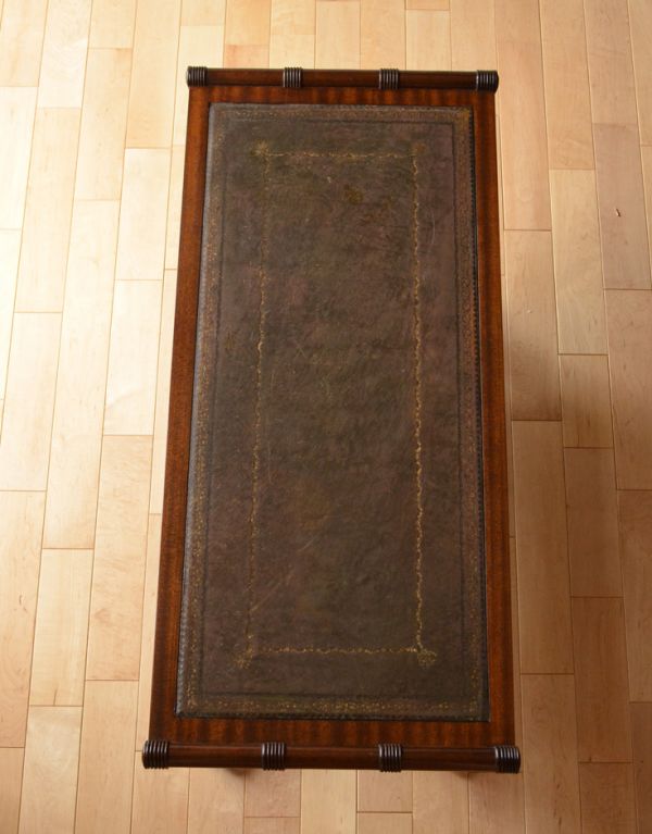 ロイドテーブル　アンティーク家具　英国のアンティーク家具、天板革張りのコーヒーテーブル。天板にはブラウンカラーの革が貼られています。(k-1342-f)