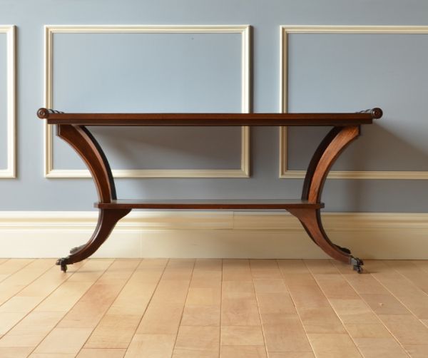 ロイドテーブル　アンティーク家具　英国のアンティーク家具、天板革張りのコーヒーテーブル。脚の美しさが自慢のテーブル！きちんとメンテナンスしているので、安定感はバッチリです。(k-1342-f)