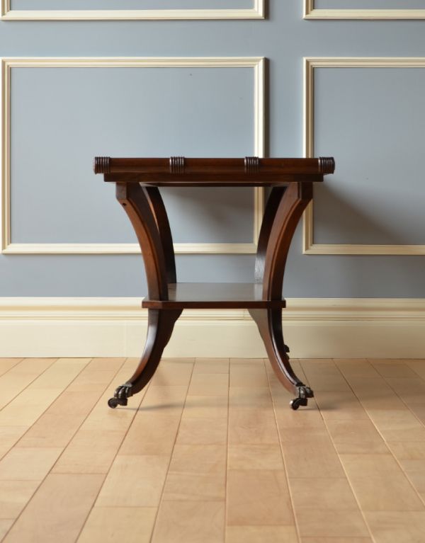 ロイドテーブル　アンティーク家具　英国のアンティーク家具、天板革張りのコーヒーテーブル。アンティークは新品ではないので、経年変化によるキズはありますが、専門の職人によって目立たないようにキレイにお直しをしています。(k-1342-f)