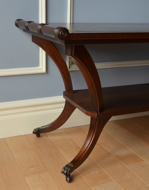 ロイドテーブル　アンティーク家具　英国のアンティーク家具、天板革張りのコーヒーテーブル。天板の縁どりの装飾も美しいデザインです。(k-1342-f)