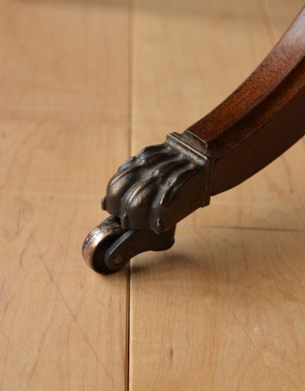 ロイドテーブル　アンティーク家具　英国のアンティーク家具、天板革張りのコーヒーテーブル。脚先のデザインの彫りもゴージャス！きちんと調整したので、新しいものと比べるとスムーズではありませんが、ちゃんと動きます。(k-1342-f)