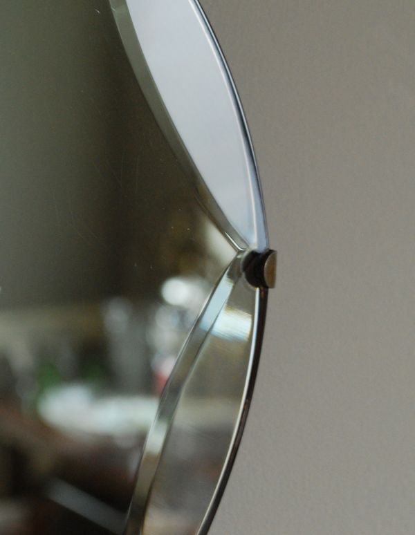 アンティーク雑貨　イギリスのアンティークミラー、きらきら輝くオーバルタイプのカッティングミラー。現代のミラーの倍くらいの厚みがあるんです。(k-1342-z)