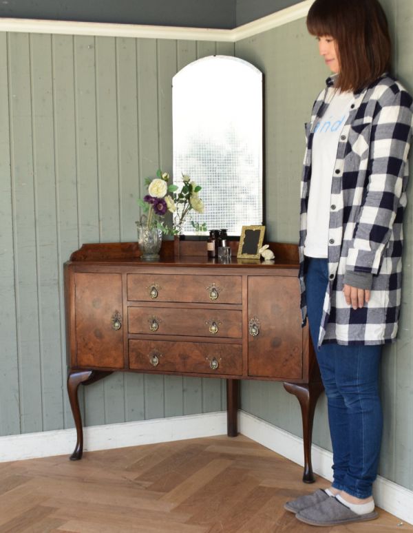 サイドバイサイド　アンティーク家具　ミラー付きのアンティーク英国家具、コーナーに置けるドレッシングチェスト。落ち着きと品のあるデザイン。(k-1344-f)