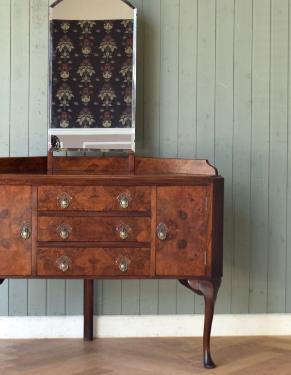 サイドバイサイド　アンティーク家具　ミラー付きのアンティーク英国家具、コーナーに置けるドレッシングチェスト。引き出しと扉の収納があるので、しっかり片づけ！日用品をしまっても、外見が素敵なので絵になるから嬉しい。(k-1344-f)