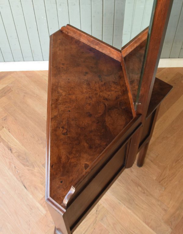 サイドバイサイド　アンティーク家具　ミラー付きのアンティーク英国家具、コーナーに置けるドレッシングチェスト。天板はピカピカです。(k-1344-f)