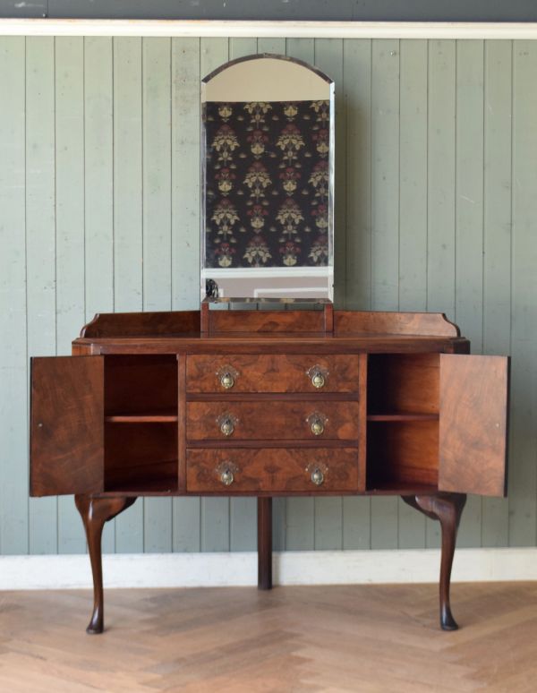 サイドバイサイド　アンティーク家具　ミラー付きのアンティーク英国家具、コーナーに置けるドレッシングチェスト。扉の奥は棚板があるので２段に分けて整理しやすいです。(k-1344-f)