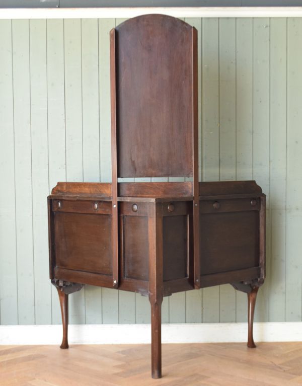 サイドバイサイド　アンティーク家具　ミラー付きのアンティーク英国家具、コーナーに置けるドレッシングチェスト。裏側もキチンと仕上げているので、キレイな状態です。(k-1344-f)