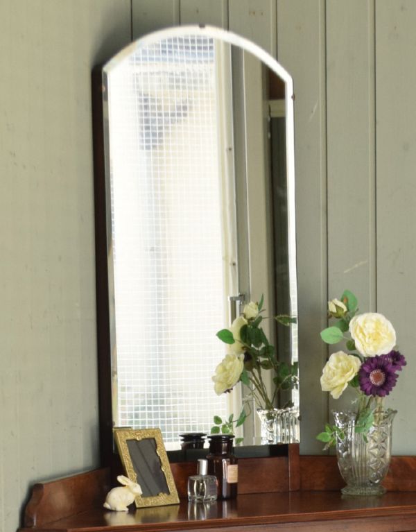 サイドバイサイド　アンティーク家具　ミラー付きのアンティーク英国家具、コーナーに置けるドレッシングチェスト。大きな鏡はお部屋を広く見せる効果大。(k-1344-f)