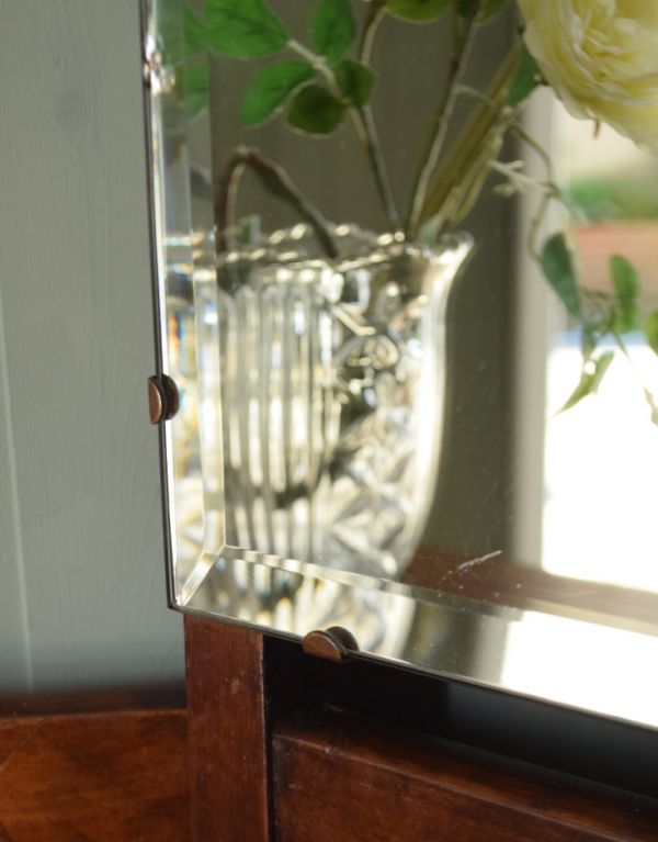 サイドバイサイド　アンティーク家具　ミラー付きのアンティーク英国家具、コーナーに置けるドレッシングチェスト。アンティークならではのカッティングミラーです。(k-1344-f)