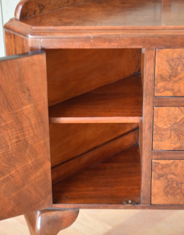 サイドバイサイド　アンティーク家具　ミラー付きのアンティーク英国家具、コーナーに置けるドレッシングチェスト。棚板は固定です。(k-1344-f)