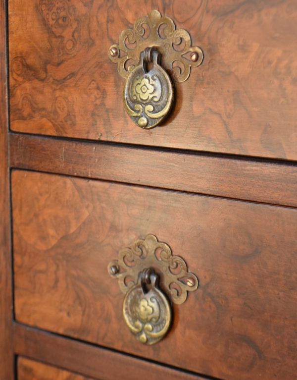 サイドバイサイド　アンティーク家具　ミラー付きのアンティーク英国家具、コーナーに置けるドレッシングチェスト。まるでジュエリーの様な美しい取っ手です。(k-1344-f)