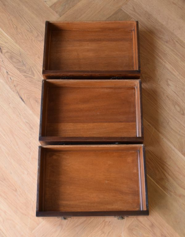 サイドバイサイド　アンティーク家具　ミラー付きのアンティーク英国家具、コーナーに置けるドレッシングチェスト。引き出しはキチンとお直しして、すぐに物が入れられる状態でお届けします。(k-1344-f)