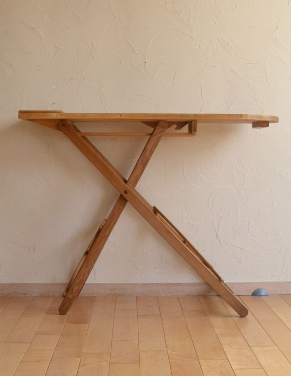 めずらしい家具　アンティーク家具　イギリスの可愛いアンティーク家具、木製のナチュラルなアイロンボード。横から見るとこんな感じ。(k-1345-f)
