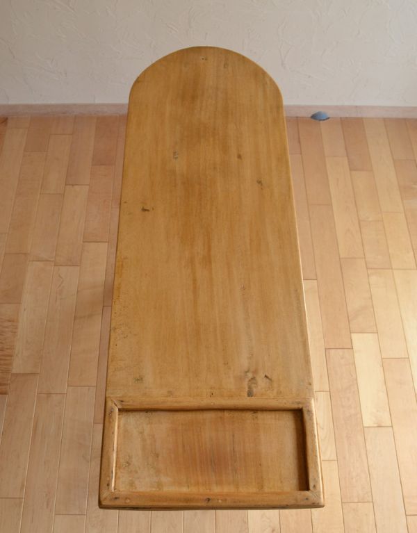 めずらしい家具　アンティーク家具　イギリスの可愛いアンティーク家具、木製のナチュラルなアイロンボード。アンティークの風合いがたっぷりの天板です。(k-1345-f)